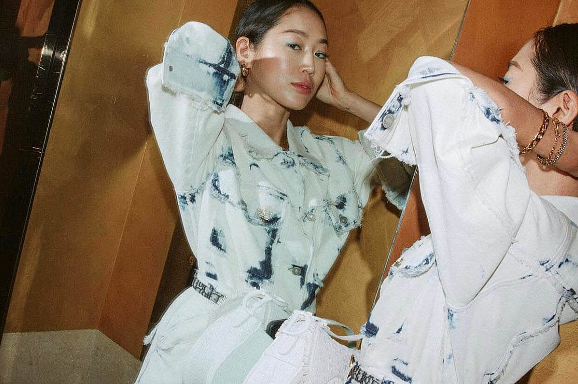 DIY Acid Jeans: Πώς θα ξεβάψουμε μόνες μας τα τζιν μας