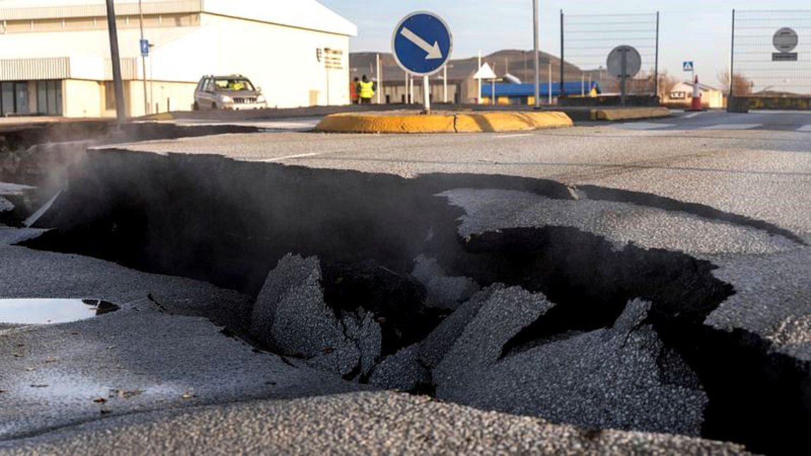Ισλανδία: Χιλιάδες άνθρωποι εγκατέλειψαν τις εστίες τους λόγω ενδεχόμενης ηφαιστειακής έκρηξης – Βίντεο