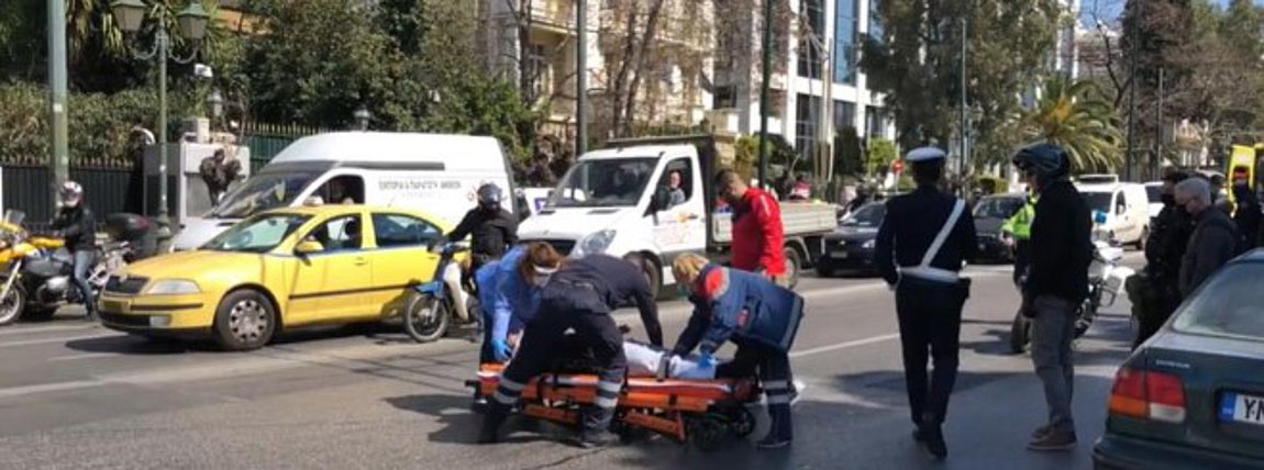 Σύγκρουση εκσκαφέα με μηχανάκι στην Καλλιθέα – Σοβαρός τραυματισμός δύο επιβατών