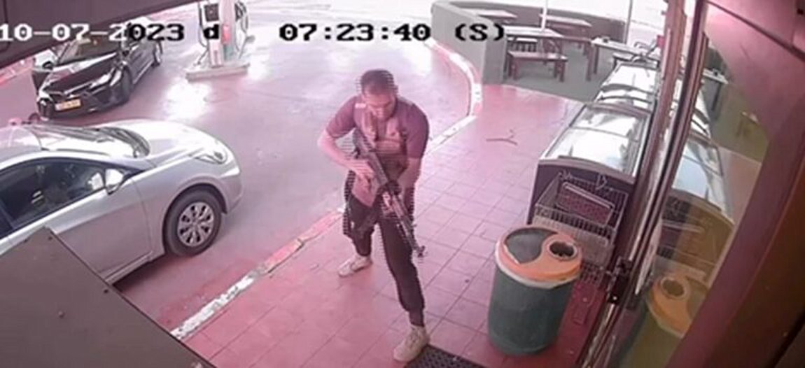 Καρέ καρέ η επιδρομή της Χαμάς σε πρατήριο καυσίμων – ΒΙΝΤΕΟ