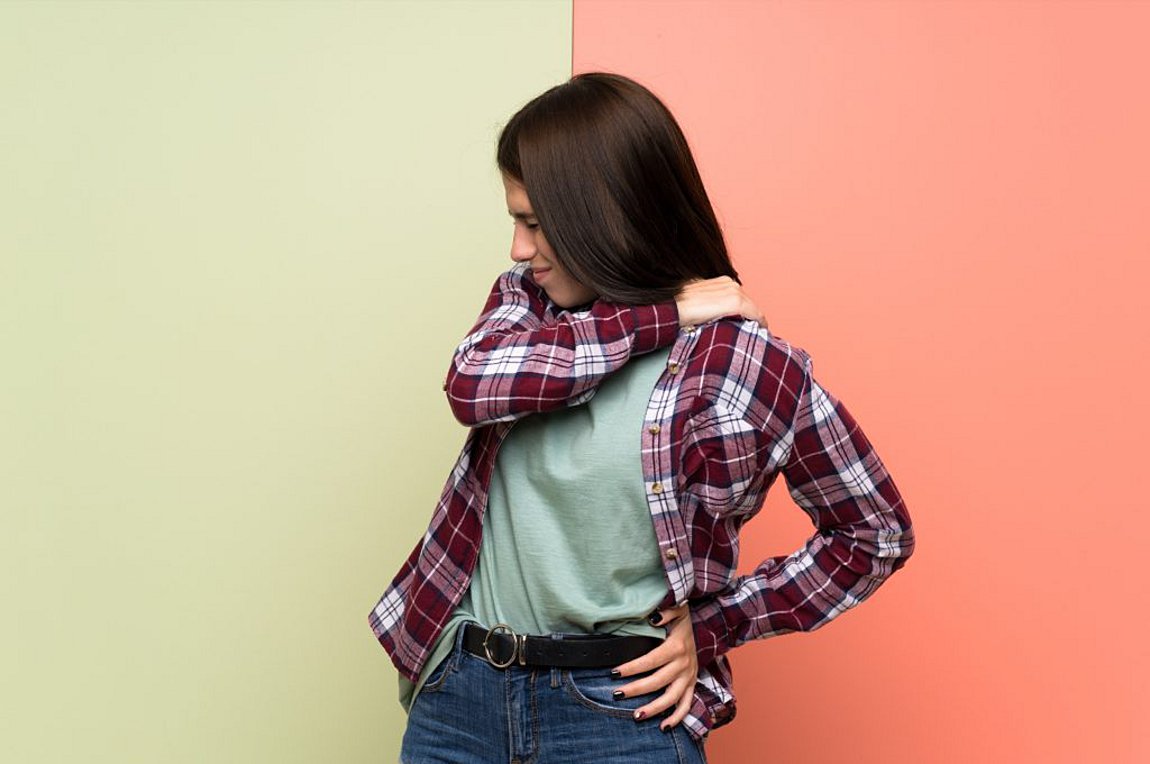 Η άσκηση των 10 λεπτών που θα σας βοηθήσει να μην καμπουριάζετε