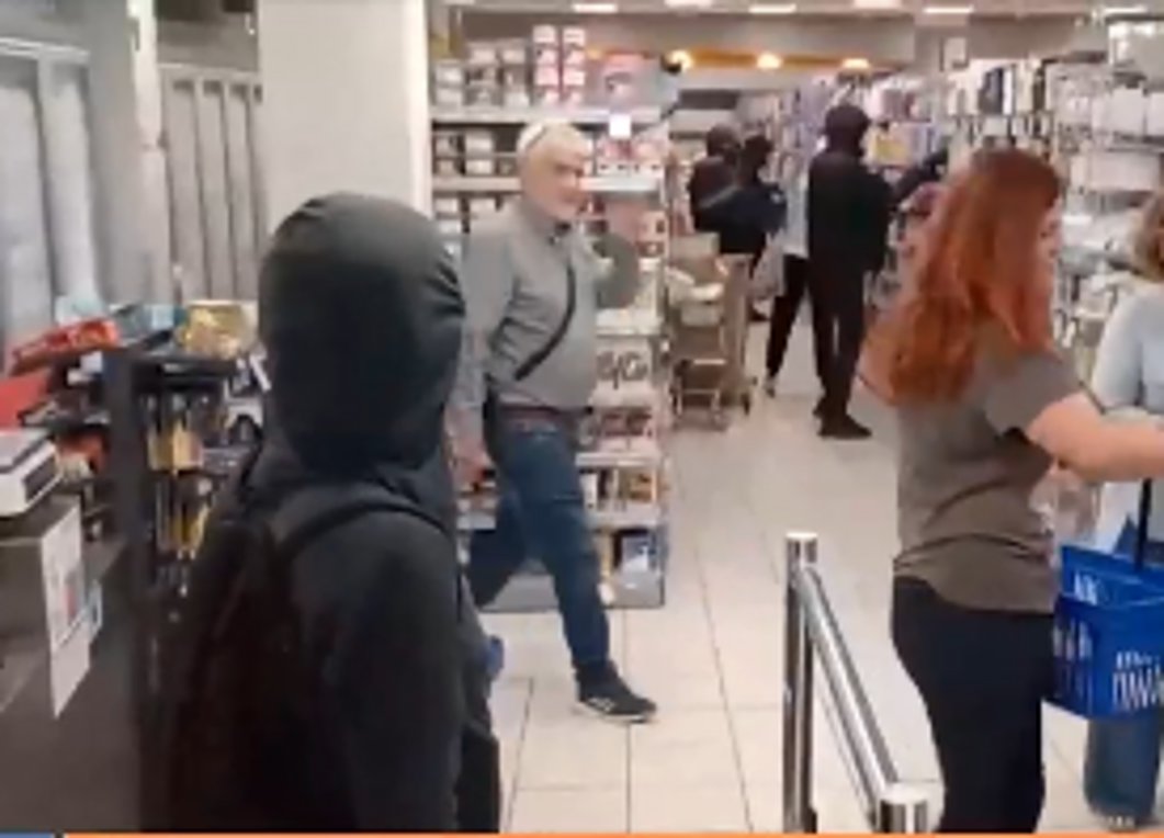 Βύρωνας: Έφοδος αντιεξουσιαστών σε σουπερμάρκετ