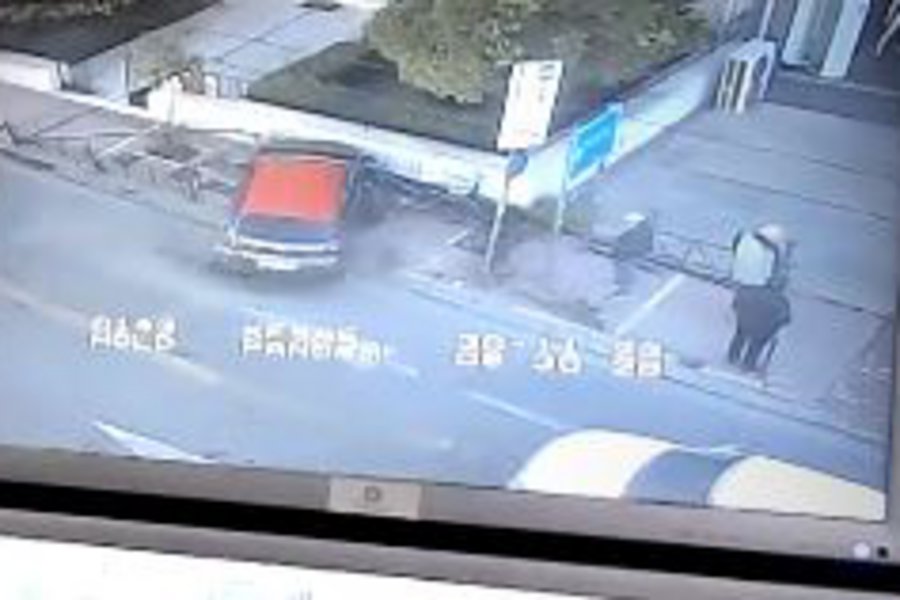 Αυτοκίνητο συγκρούστηκε με λεωφορείο και κατέληξε σε μάντρα στην Κηφισίας - ΒΙΝΤΕΟ
