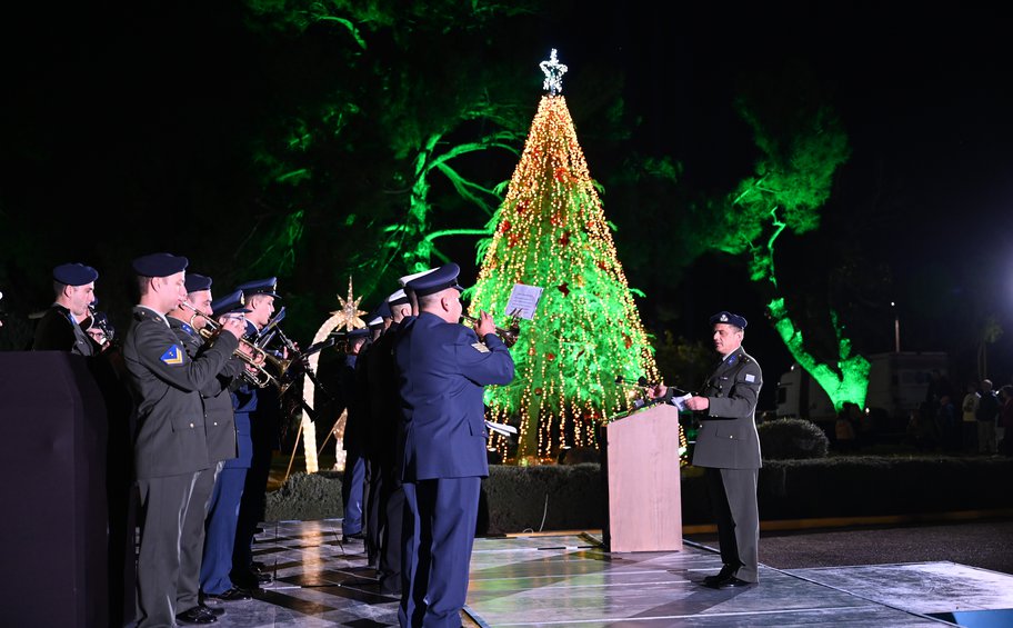 Υπουργείο Εθνικής Άμυνας: Φωταγωγήθηκε το χριστουγεννιάτικο δέντρο - ΕΙΚΟΝΕΣ