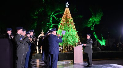 Υπουργείο Εθνικής Άμυνας: Φωταγωγήθηκε το χριστουγεννιάτικο δέντρο - ΕΙΚΟΝΕΣ
