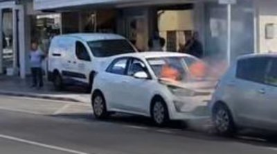 Κύπρος: Όχημα τυλίχθηκε στις φλόγες σε κεντρικό δρόμο της Πάφου - ΒΙΝΤΕΟ