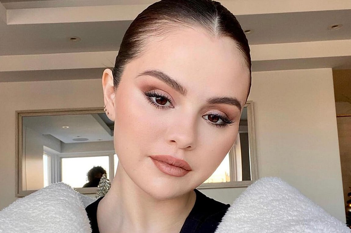 Η Selena Gomez μάς δείχνει πώς θα φορέσουμε λευκά τον χειμώνα