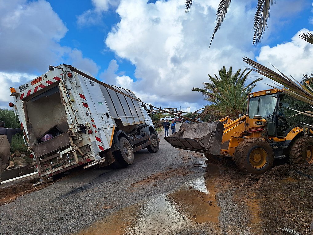 «Μπάταρε»… απορριμματοφόρο λόγω βροχής και έργων – BINTEO