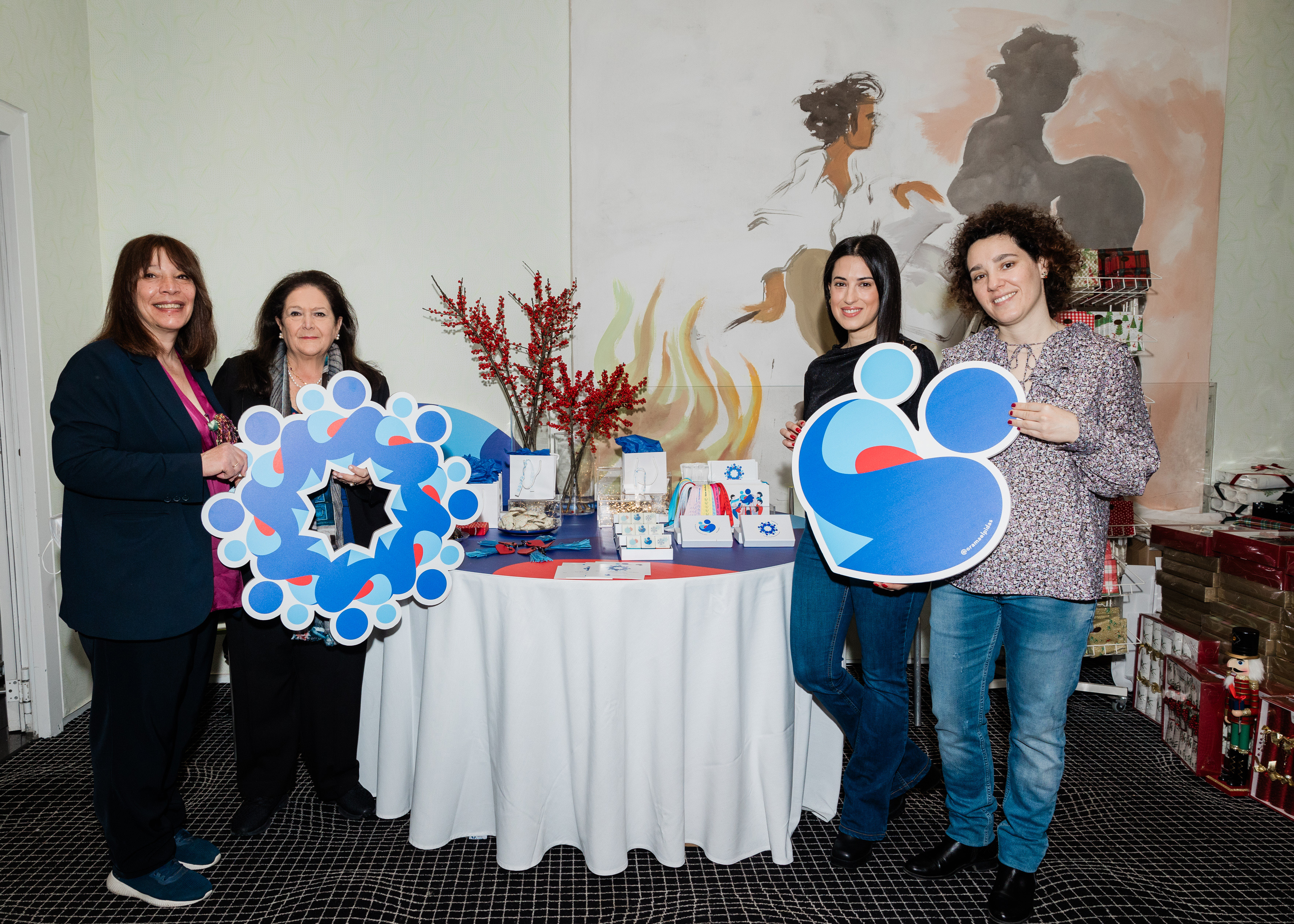 Η Γενική Γραμματέας του Συλλόγου ΟΡΑΜΑ ΕΛΠΙΔΑΣ Ινώ Κωνσταντοπούλου με στελέχη και εθελοντές του Συλλόγου    