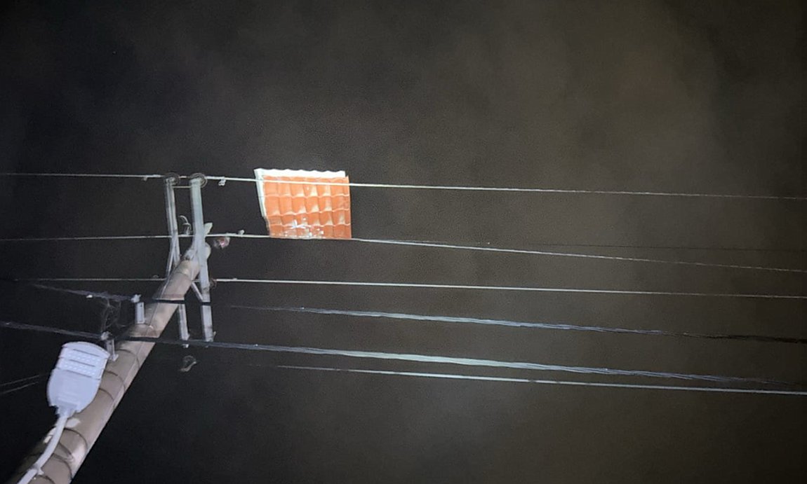 Βάρη: Ανεμοστρόβιλος κατέστρεψε σπίτι εξαμελούς οικογένειας – Ένα άτομο τραυματίστηκε