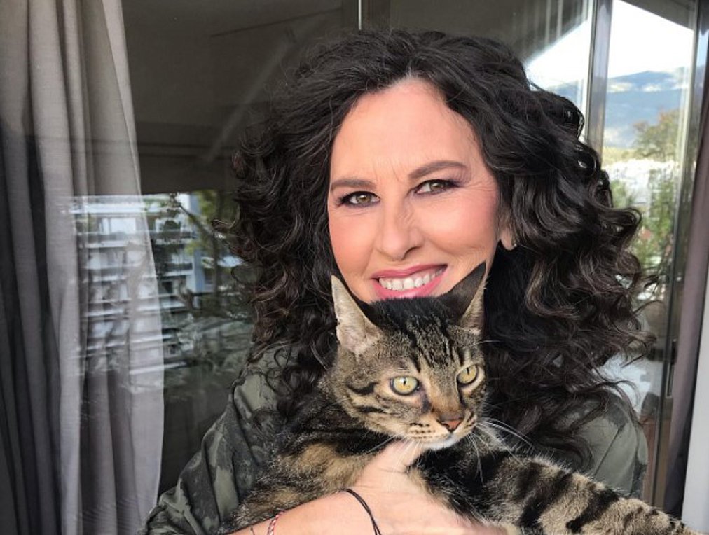 Η Ελευθερία Αρβανιτάκη χωρίς μακιγιάζ στον αναπαυτικό καναπέ της