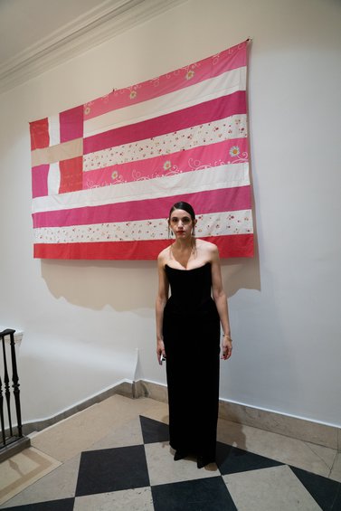 Γεωργία Λαλέ: Το έργο μου παρερμηνεύτηκε - Η αντίδραση του ΥΠΕΞ για τη ροζ σημαία στο προξενείο στη Νέα Υόρκη