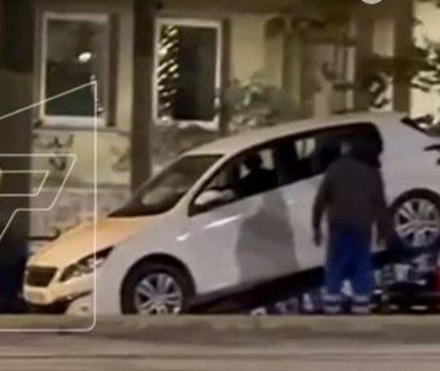 Τροχαίο κοντά στη Βουλή τα ξημερώματα – Αυτοκίνητο έπεσε πάνω στα κάγκελα πεζοδρομίου