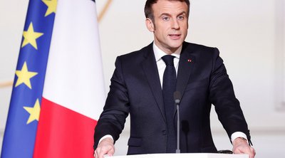 Γαλλία: Ο Μακρόν καλεί σε συσπείρωση κατά των άκρων - Δεν θα παραιτηθεί αν χάσει τις βουλευτικές εκλογές