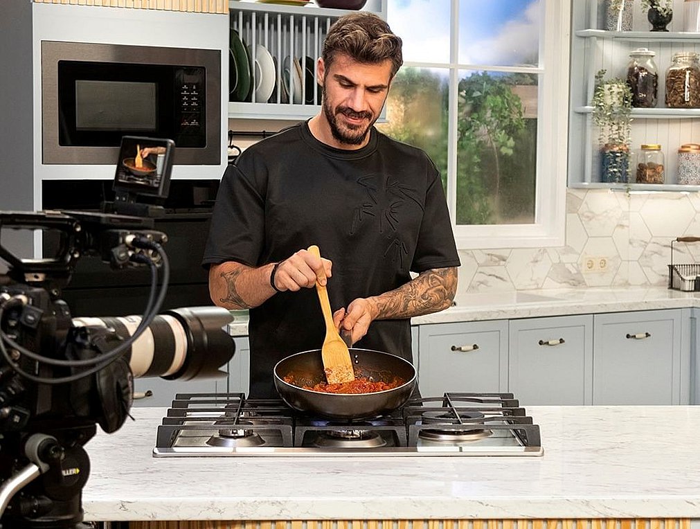 Άκης Πετρετζίκης: Έφτιαξε χριστουγεννιάτικα μπισκότα με τα παιδιά του – ΦΩΤΟ