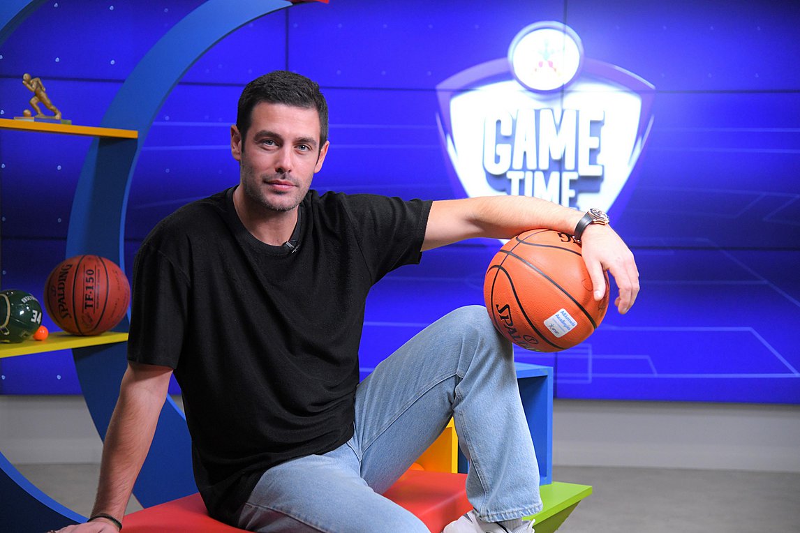 Ο Κώστας Μαρτάκης παίζει μπάλα στο OΠΑΠ Game Time