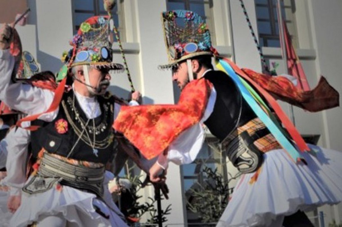 Κοζάνη: Χορευτικοί θίασοι των Μωμόγερων στην πλατεία Νίκης