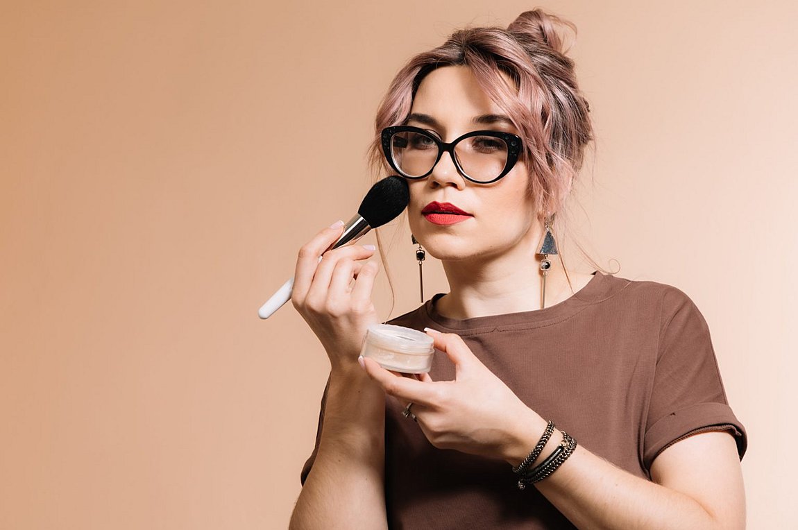 Τα 2 λάθη στο μακιγιάζ που σας κάνουν να φαίνεστε μεγαλύτερες