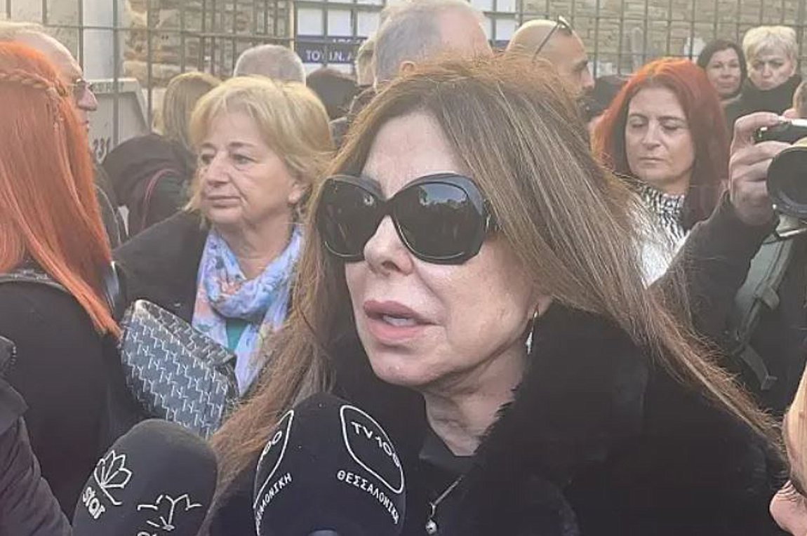 Βασίλης Καρράς: «Λύγισε» η Άντζελα Δημητρίου στο «τελευταίο αντίο»