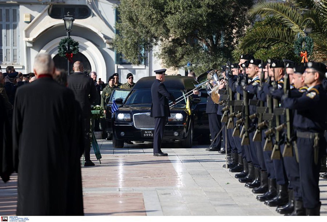 Γιώργος Λυγγερίδης: Πλήθος κόσμου «αποχαιρετά» τον αστυνομικό που σκοτώθηκε από φωτοβολίδα