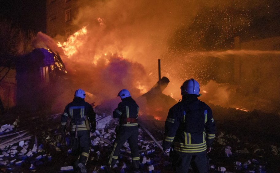 Ουκρανία: Τουλάχιστον 28 άμαχοι τραυματίστηκαν από ρωσικό βομβαρδισμό σε πολυώροφο κτίριο στο Χάρκοβο