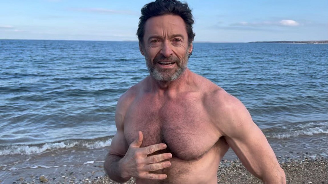 Hugh Jackman: Υποδέχθηκε το 2024 με βουτιά στα παγωμένα νερά του ωκεανού