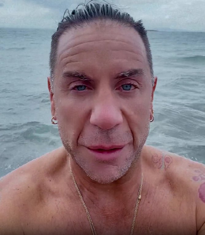 Ο Γιώργος Μαζωνάκης για μπάνιο στη θάλασσα παρά την κακοκαιρία