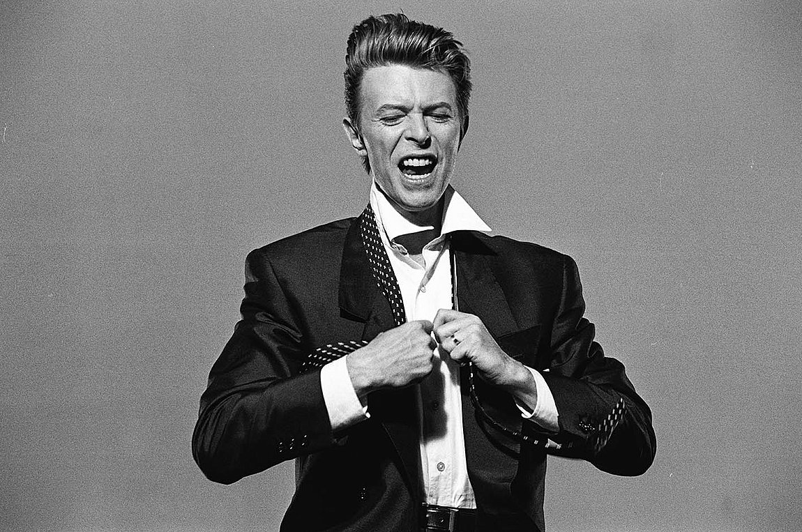 O David Bowie στα 'γυρίσματα' του μουσικού βιντεοκλίπ για το τραγούδι του "Jump They Say" που κυκλοφόρησε τον Μάρτιο 1993. Photo by Lester Cohen/Getty Images

 
