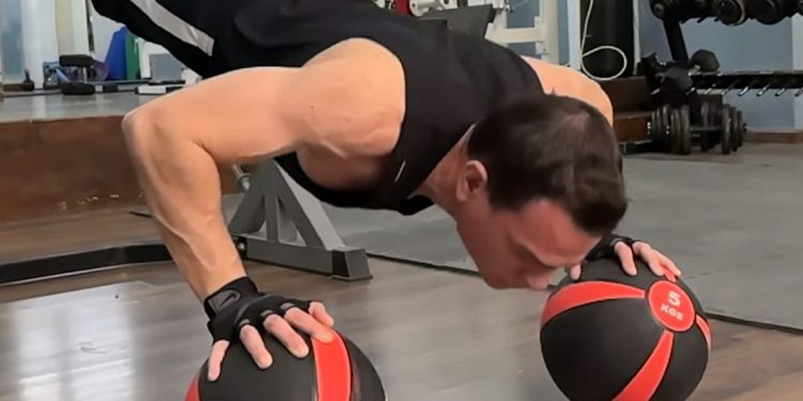 Παγκόσμιο ρεκόρ Γκίνες στις κάμψεις πάνω σε μπάλες από Κρητικό – ΒΙΝΤΕΟ