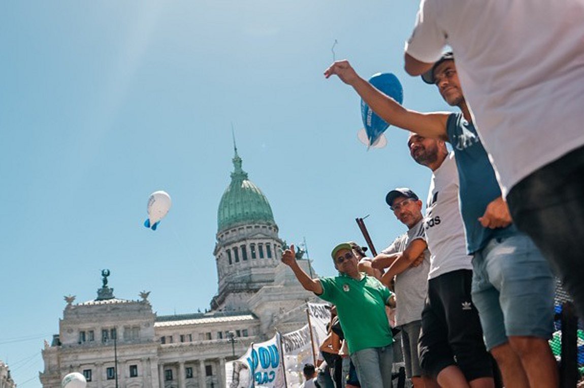 Πρώτη μαζική κινητοποίηση στην Αργεντινή εναντίον του προέδρου Χαβιέρ Μιλέι