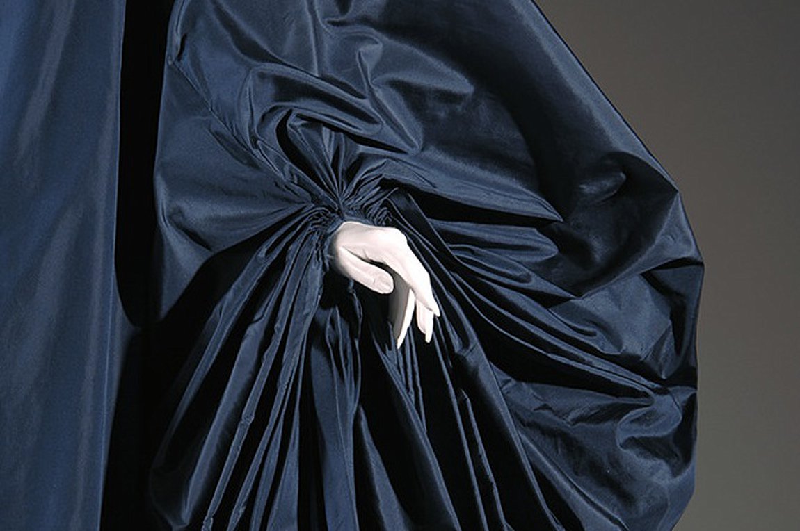 Τι είναι «statement sleeves» αναρωτιέται μια έκθεση μόδας στη Νέα Υόρκη