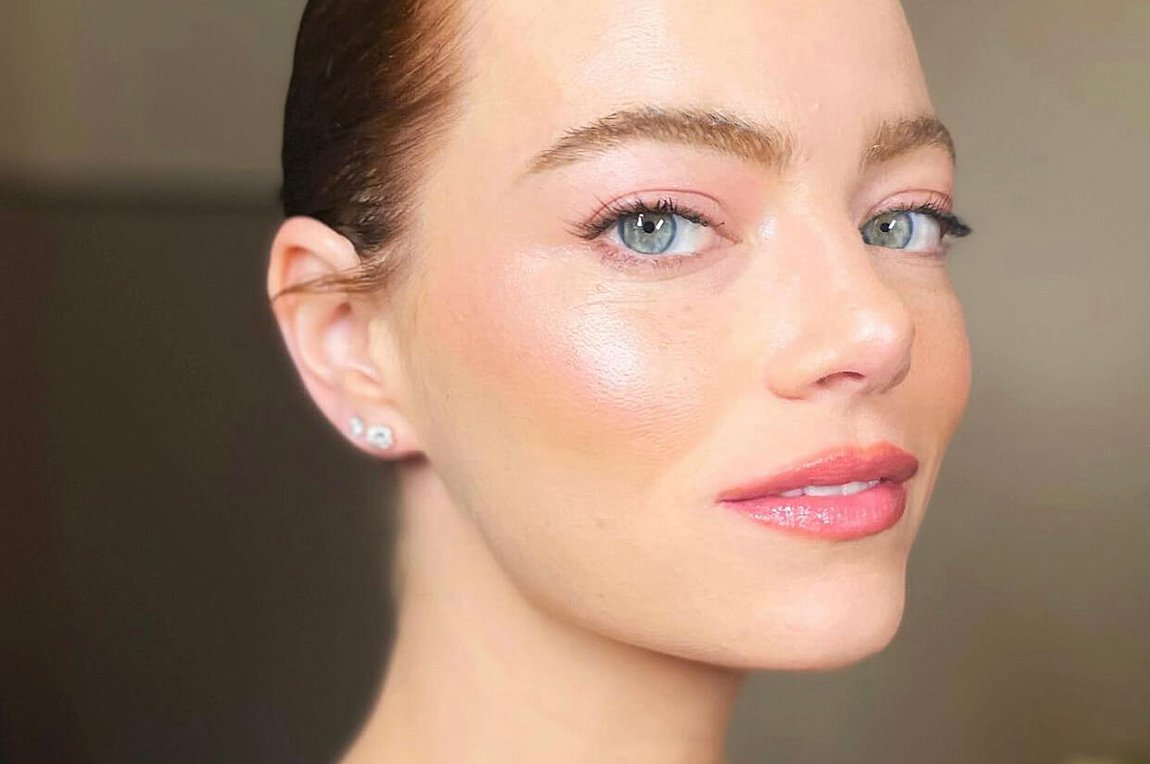 Η Emma Stone μάς δείχνει πώς θα φορέσουμε το καμηλό παλτό