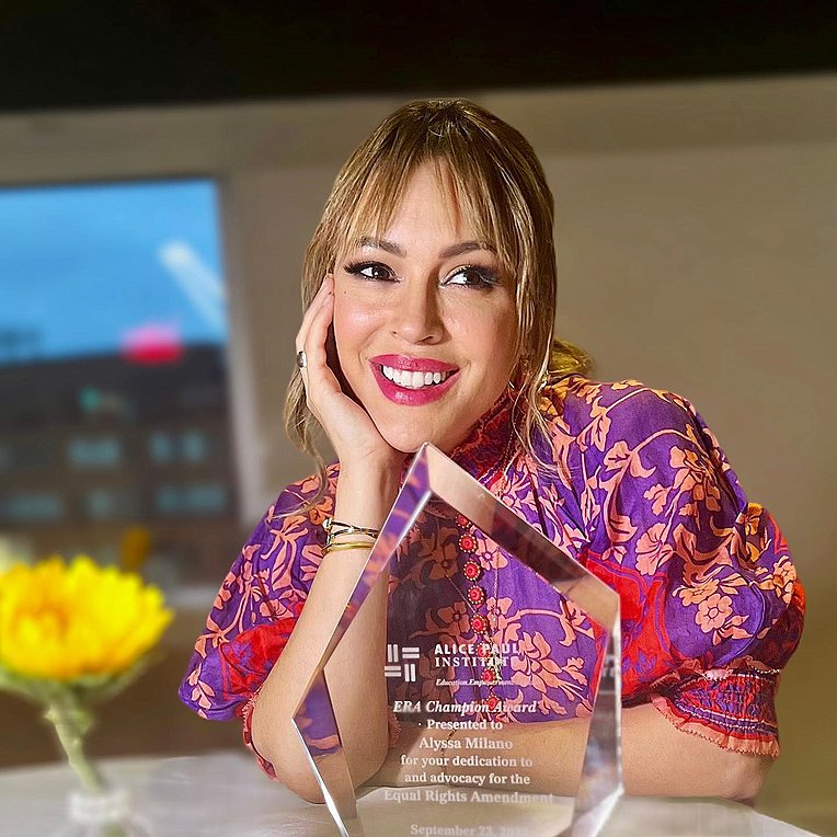 Alyssa Milano: Απαντά στη Shannen Doherty για την απόλυση από τις “Μάγισσες”