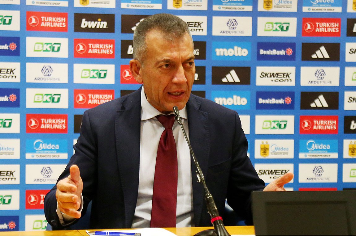 Βρούτσης: Το ξέφραγο αμπέλι – γήπεδο σταματάει