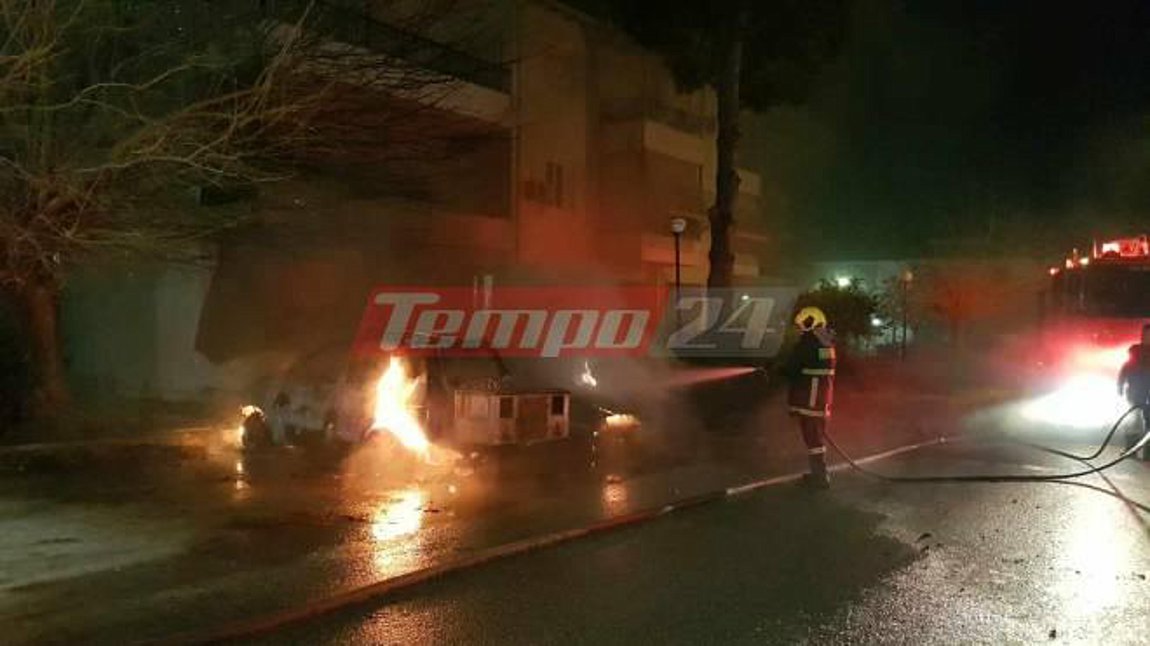 Πάτρα: Έκαψαν με εύφλεκτο υλικο δύο ΙΧ