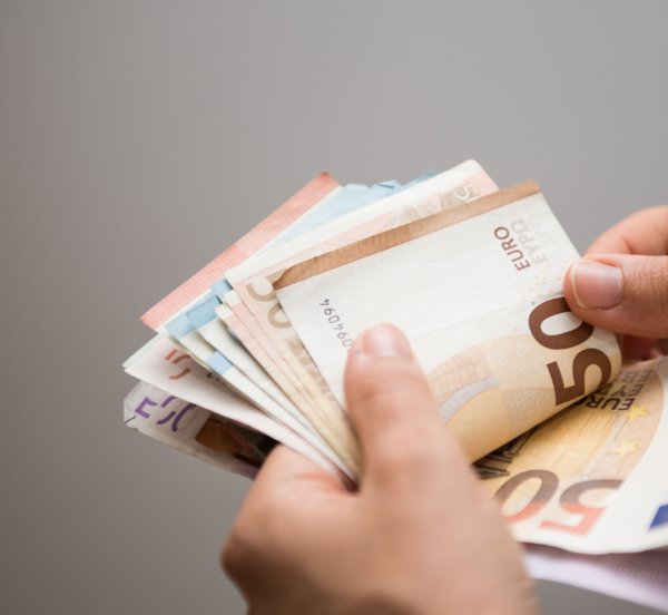 ΕΛΣΤΑΤ: Στα 39,61 δισ. ευρώ αυξήθηκαν τα εισοδήματα των νοικοκυριών το δ' τρίμηνο του 2023