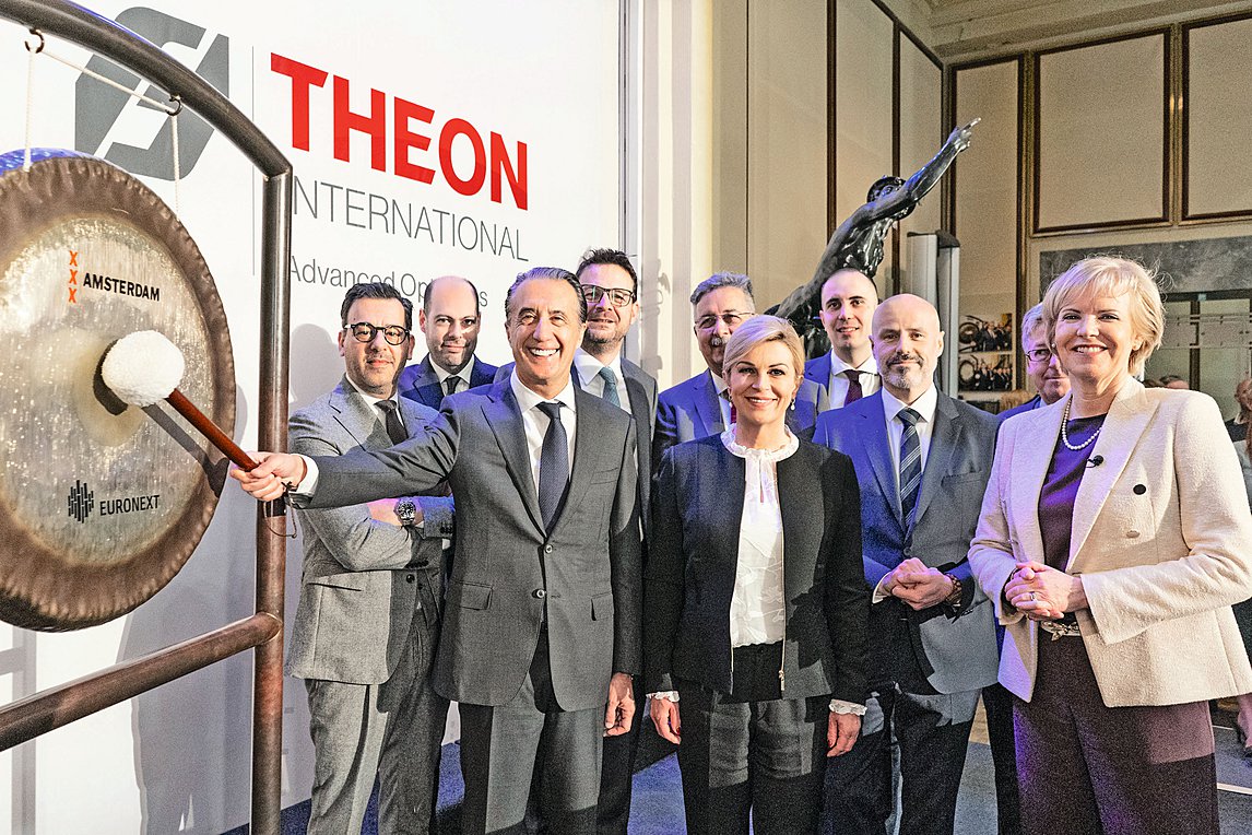 Ο Κρίστιαν Χατζημηνάς, Διευθύνων Σύμβουλος της THEON INTERNATIONAL, και η ομάδα του χτύπησαν το gong κατά τη διάρκεια της τελετής, παρουσία της Simone Huis in ‘t Veld (CEO, Euronext Amsterdam) και του Ren van Vlerken (Head of Listings Euronext Amsterdam), για να γιορτάσουν την εισαγωγή της εταιρείας στο Χρηματιστήριο του Αμστερνταμ

