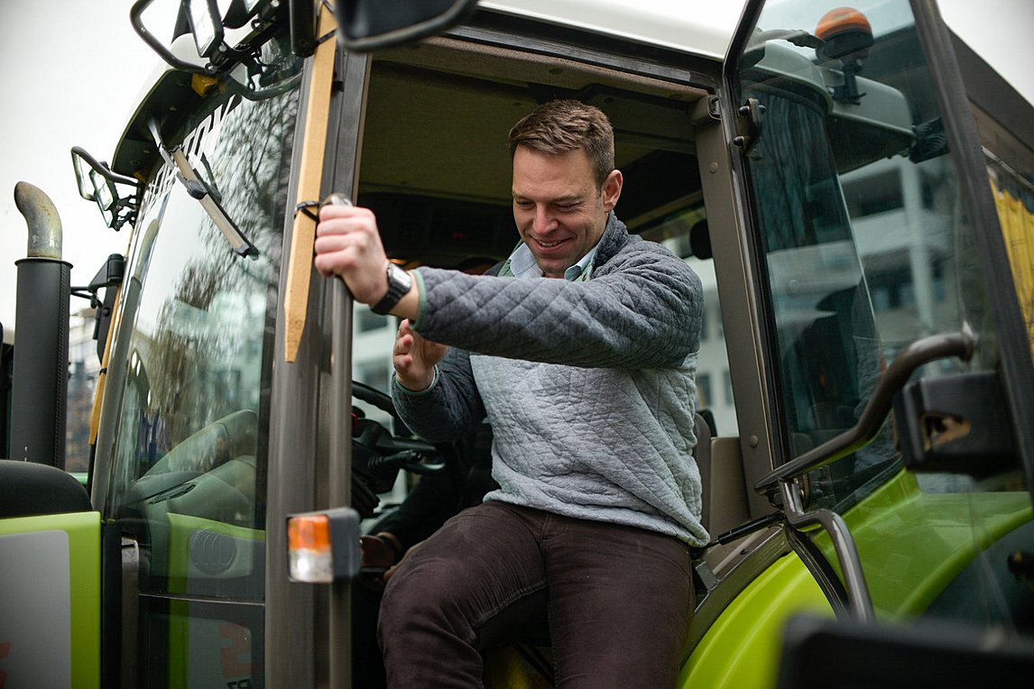 Κασσελάκης: Συνομίλησε με αγρότες στη Λάρισα, ανέβηκε σε τρακτέρ – Βίντεο – Εικόνες