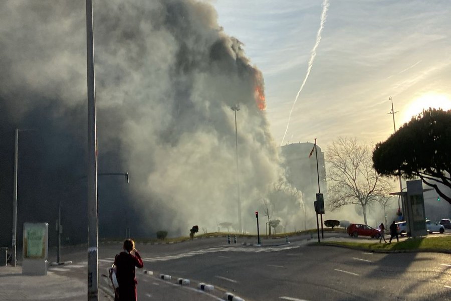 Τουλάχιστον 13 τραυματίες από τη μεγάλη πυρκαγιά σε συγκρότημα κατοικιών στη Βαλένθια - ΒΙΝΤΕΟ