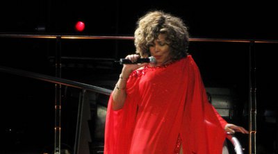 Bonhams: Σε δημοπρασία αντικείμενα θρυλικών καλλιτεχνών – Ξεχωρίζoυν το φόρεμα της Tina Turner και το Grammy του Duke Ellington