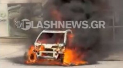 Χανιά: Αυτοκίνητο κάηκε ολοσχερώς έξω από σούπερ μάρκετ - Βίντεο 