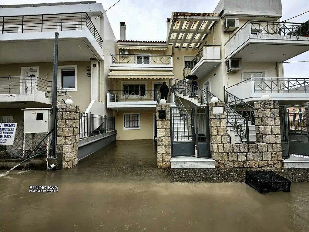 Ναύπλιο: Πλημμύρισαν σπίτια και εγκλωβίστηκαν κάτοικοι – Εικόνες