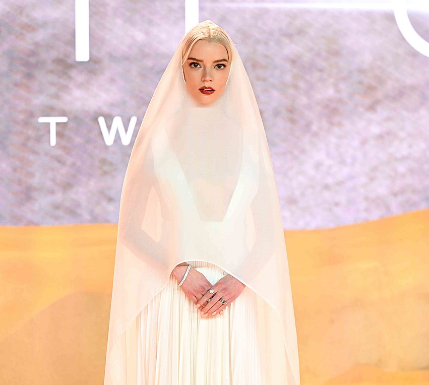H Anya Taylor-Joy στην παγκόσμια πρεμιέρα της ταινίας "Dune: Part Two" στο Λονδίνο στις 15 Φεβρουαρίου 2024. Φόρεσε μια τουαλέτα ΗauteCouture του Dior με κάπα οργάντζας και λευκό πλισέ φόρεμα από μετάξι. Photo by Samir Hussein/WireImage
