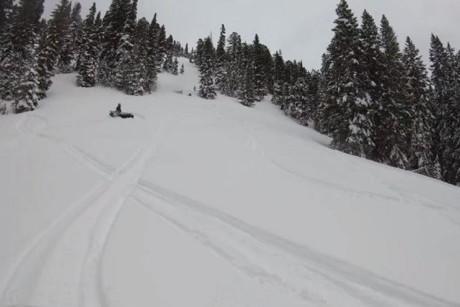 ΒΙΝΤΕΟ: Snowmobiler καταγράφει τη στιγμή που εκείνος κι ο φίλος του θάβονται από «σιωπηλή» χιονοστιβάδα