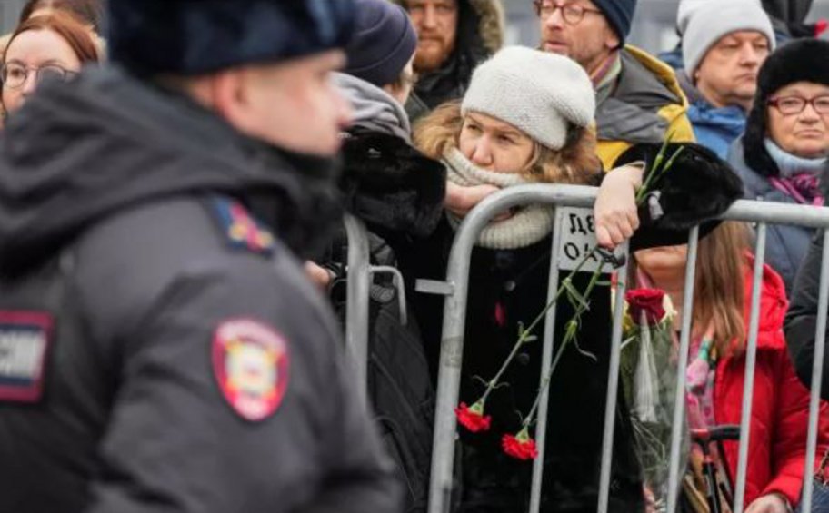 Πλήθος κόσμου και δρακόντεια μέτρα στη Μόσχα για την κηδεία του Ναβάλνι - ΒΙΝΤΕΟ