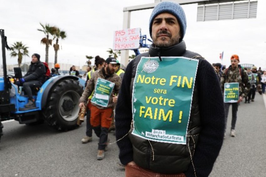Γαλλία: Εξήντα έξι συλλήψεις κατά τη διαδήλωση αγροτών στην Αψίδα του Θριάμβου στο Παρίσι