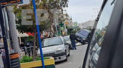 Τροχαίο στη λεωφόρο Βεΐκου: Διερχόμενο αυτοκίνητο «σκαρφάλωσε» πάνω σε παρκαρισμένα