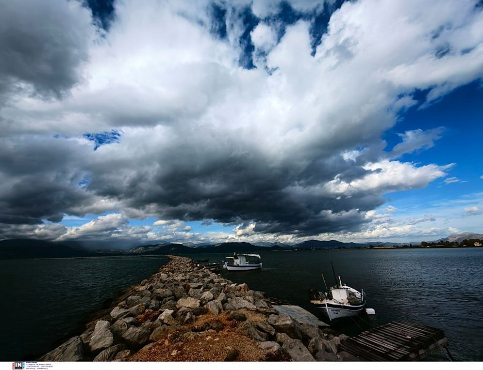 Καιρός: Πού αναμένονται τοπικές βροχές και καταιγίδες – Μικρή πτώση της θερμοκρασίας