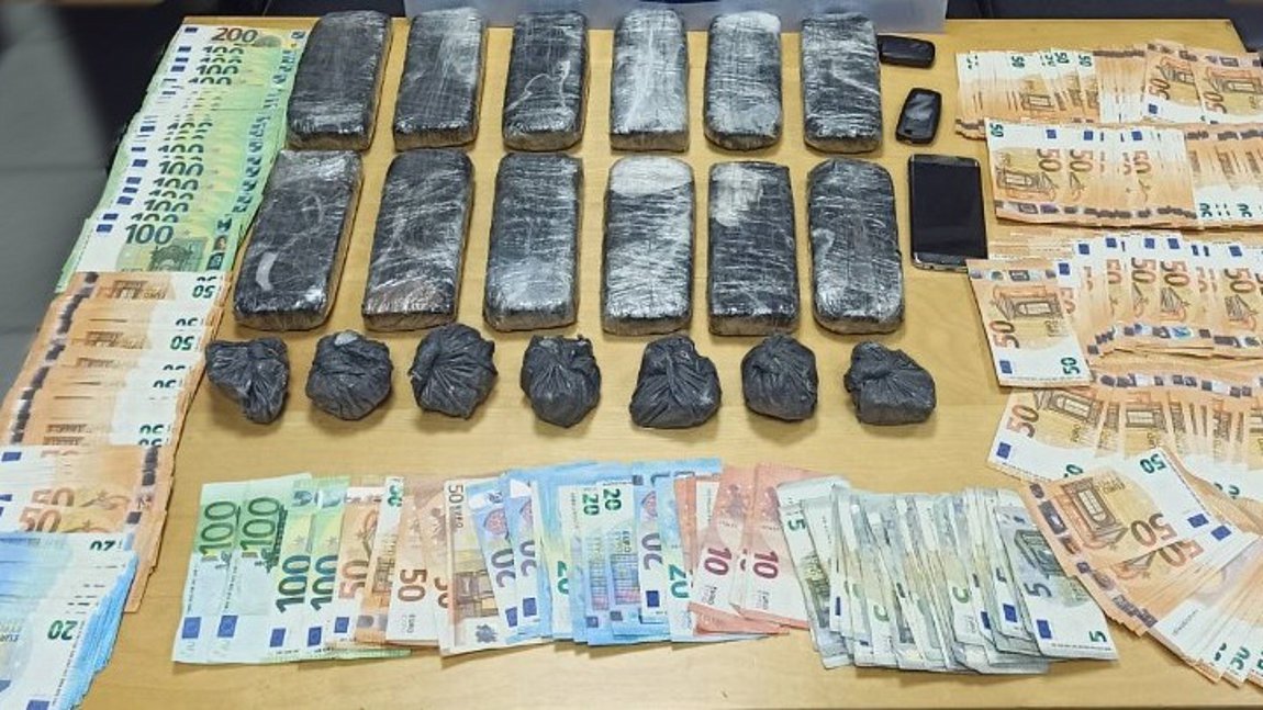 Ανδρόγυνο έκρυβε στα βράχια 7 κιλά ηρωίνης