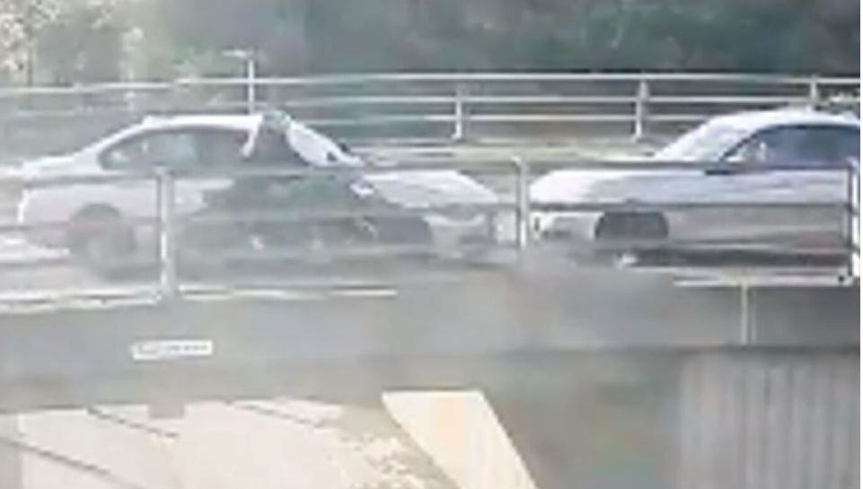 Βίντεο-σοκ από τροχαίο στη Βρετανία: Μοτοσικλετιστής εκσφενδονίστηκε από  γέφυρα
